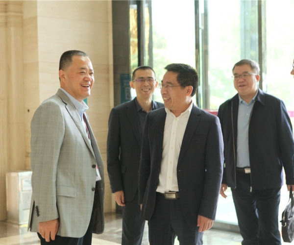 商務(wù)部國(guó)家繭絲綢協(xié)調(diào)辦公室副司長(zhǎng)陳平，河池市委常委、副市長(zhǎng)杜際鵬蒞臨調(diào)研指導(dǎo)