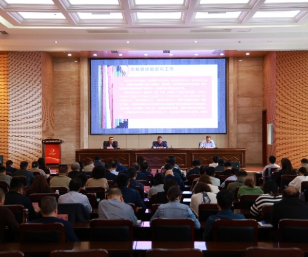 穩(wěn)扎穩(wěn)打，持續(xù)開(kāi)拓奮進(jìn)； 思路創(chuàng)新，力求優(yōu)質(zhì)發(fā)展