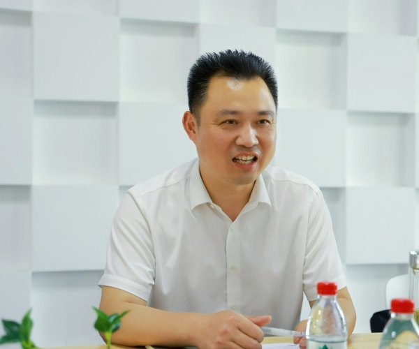 嘉興國(guó)家高新區(qū)管委會(huì)俞春明主任調(diào)研嘉欣絲綢，為發(fā)展鼓勁?